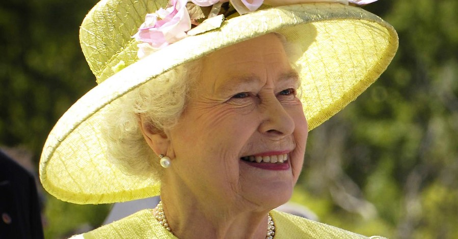 Стилист Елизаветы II рассказала о забавных привычках королевы в своих мемуарах