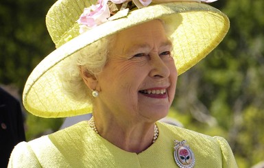 Стилист Елизаветы II рассказала о забавных привычках королевы в своих мемуарах