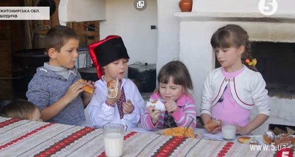 Гастротуризм на Житомирщине: хозяйки учат детей готовить в печи