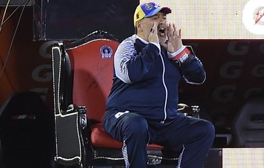 Диего Марадона руководил командой, сидя на троне