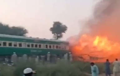 В Пакистане в поезде взорвался газовый баллон, погибли 65 человек