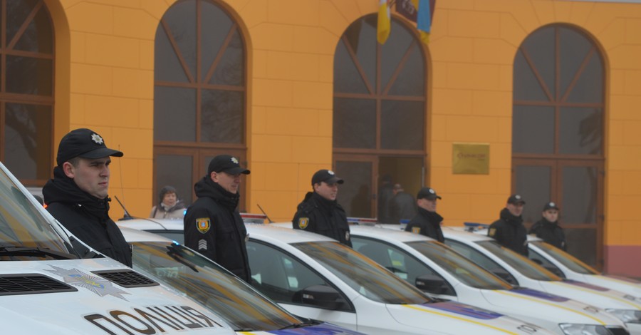 В Кропивницком грузовик снес машину полиции