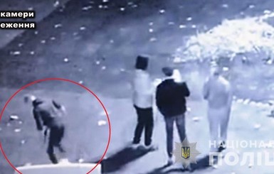 В Одесской области 23-летний парень сорвал украинский флаг со столба и вытер об него ноги  