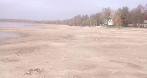 Самое глубокое озеро Украины еще больше отошло от берегов