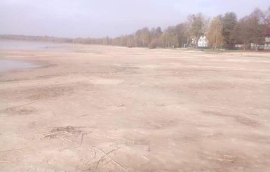 Самое глубокое озеро Украины еще больше отошло от берегов