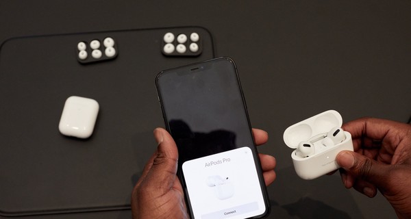 Гендиректор Apple оценил близнецов в костюме AirPods на Хэллоуин