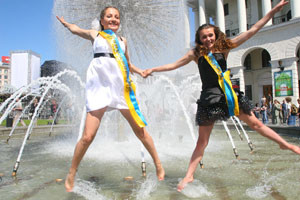 На Майдане выпускницы плескались в фонтане  