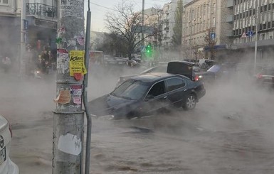 В центре Киева прорвало трубу. Машины тонут в кипятке