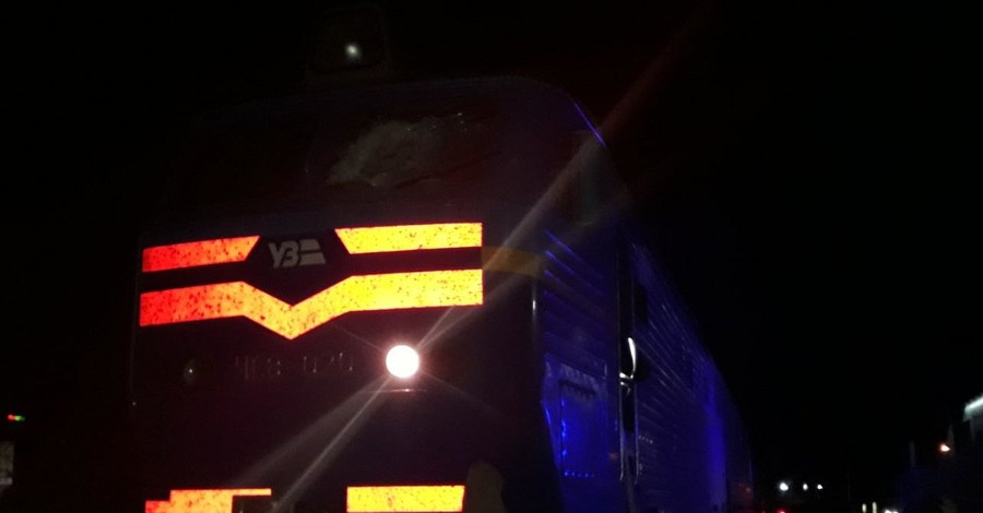 На Киевщине пылал пассажирский поезд, пострадал парень