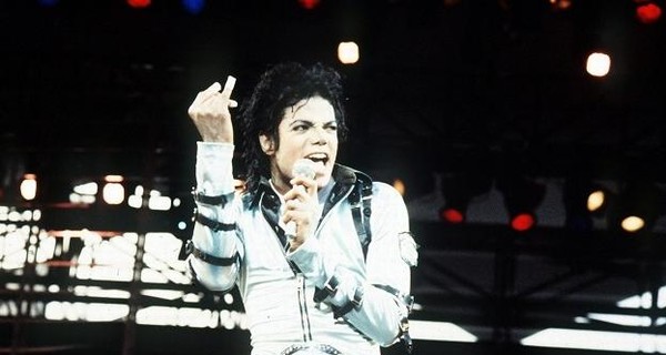 На аукционе продадут носки Майкла Джексона, в которых он впервые танцевал лунную походку