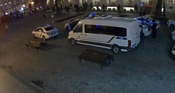 В центре Львова футбольные фанаты устроили разборки: ранены 2 полицейских, разбиты машины