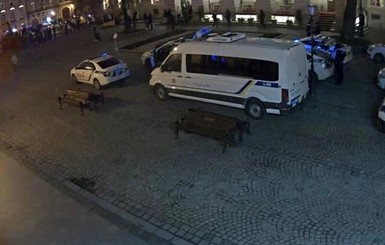 В центре Львова футбольные фанаты устроили разборки: ранены 2 полицейских, разбиты машины