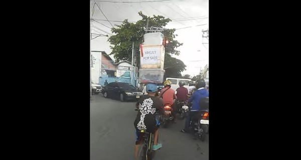 На Филиппинах велосипедист ездит с грузом на голове
