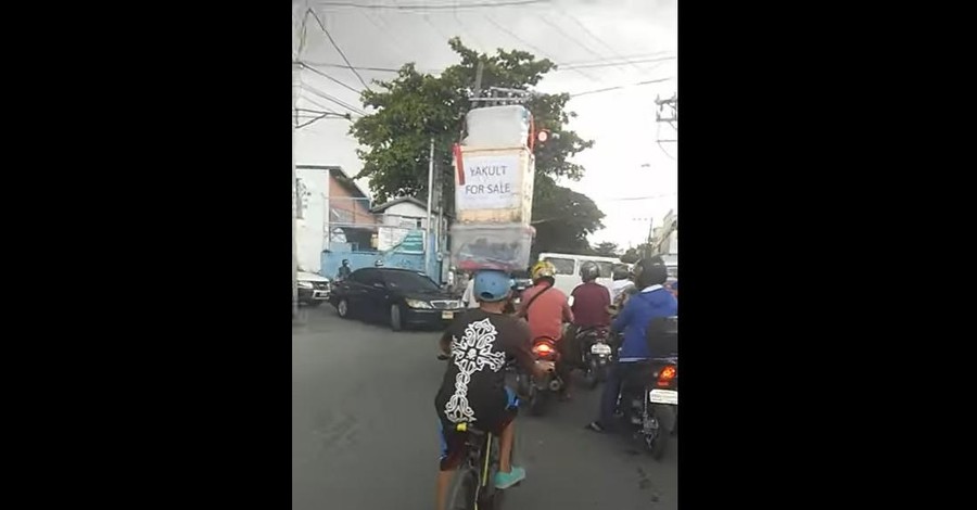 На Филиппинах велосипедист ездит с грузом на голове