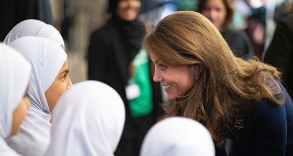 Меган Маркл и Кейт Миддлтон вышли в свет в синем и с брошью. Чей образ лучше?