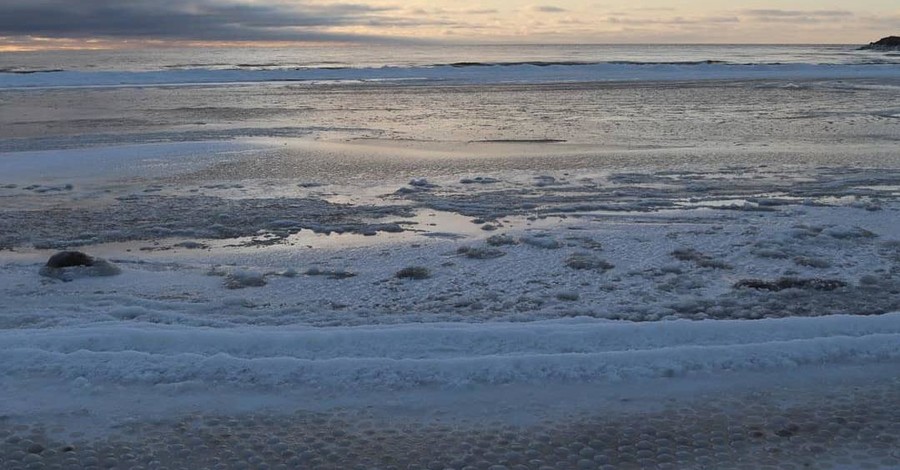 Пляж в Финляндии покрылся загадочными ледяными шарами