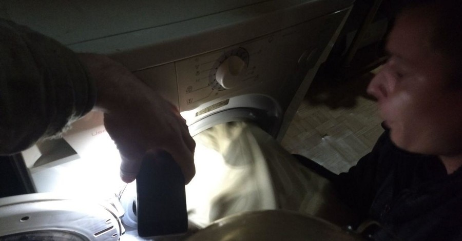 В Харьковской области спасатели вытащили из стиральной машины ребенка 