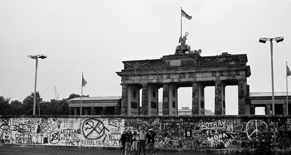 Из Германии в Германию: 30 лет назад пала Берлинская стена