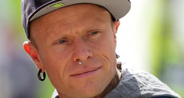 Награды MTV, дизайнерская кровать и кольцо для носа: вещи покойного фронтмена The Prodigy ушли с молотка