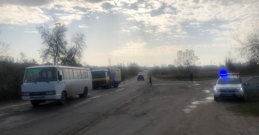 Под Одессой грузовик протаранил пассажирский автобус