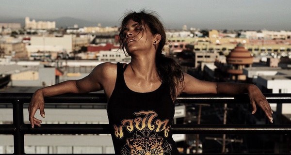 В свои 53 Холли Берри накачала кубики пресса