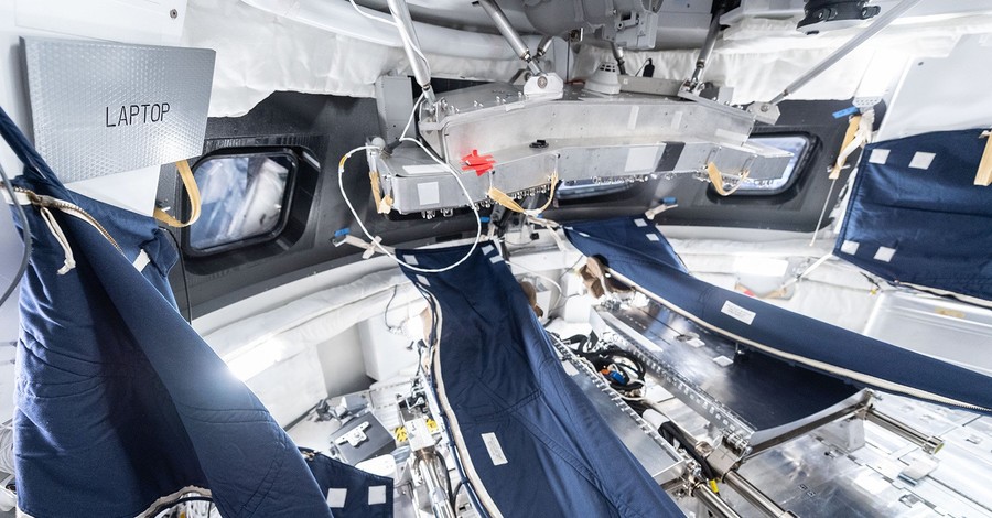 В NASA показали спальные мешки и капсулу для полета на Луну