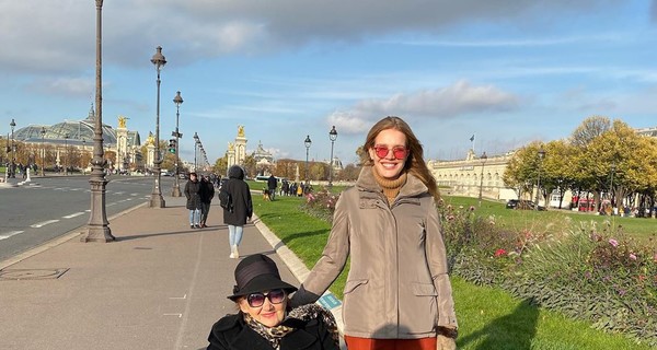 Наталья Водянова отвела 90-летнюю бабушку в парижский салон