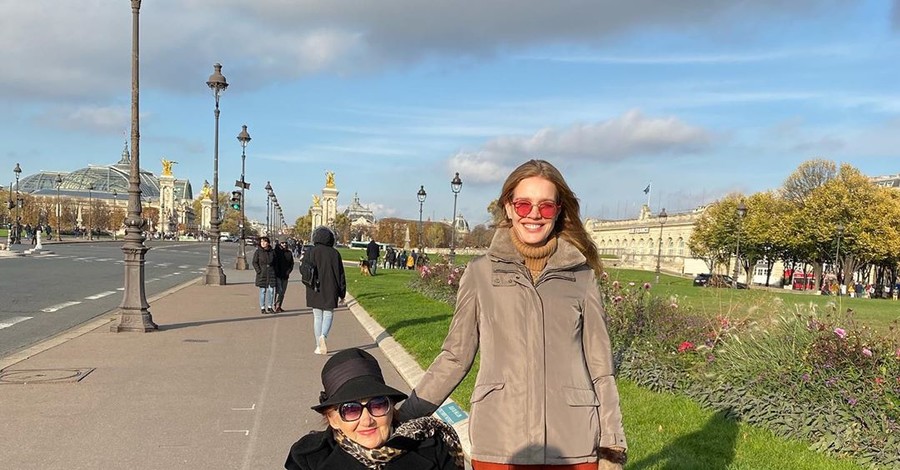 Наталья Водянова отвела 90-летнюю бабушку в парижский салон