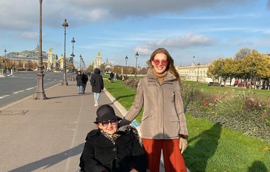 Наталья Водянова отвела 90-летнюю бабушку в парижский салон