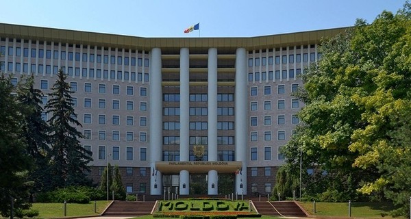 Парламент Молдовы отправил в отставку правительство