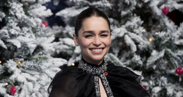 Эмилия Кларк появилась в платье с глубоким декольте на премьере фильма в Лондоне