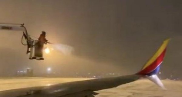 Снегопад парализовал Чикаго, отменено более 1000 авиарейсов