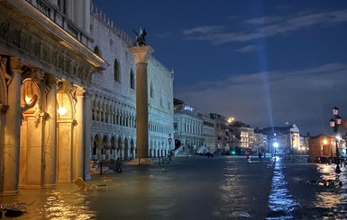 Венецию затопило: вода залила даже главную площадь города