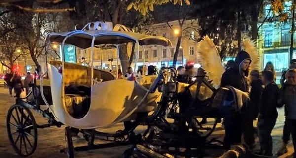 Запрет отменен: конные кареты вернулись на улицы Львова