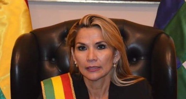 Женщина стала президентом Боливии, но временно