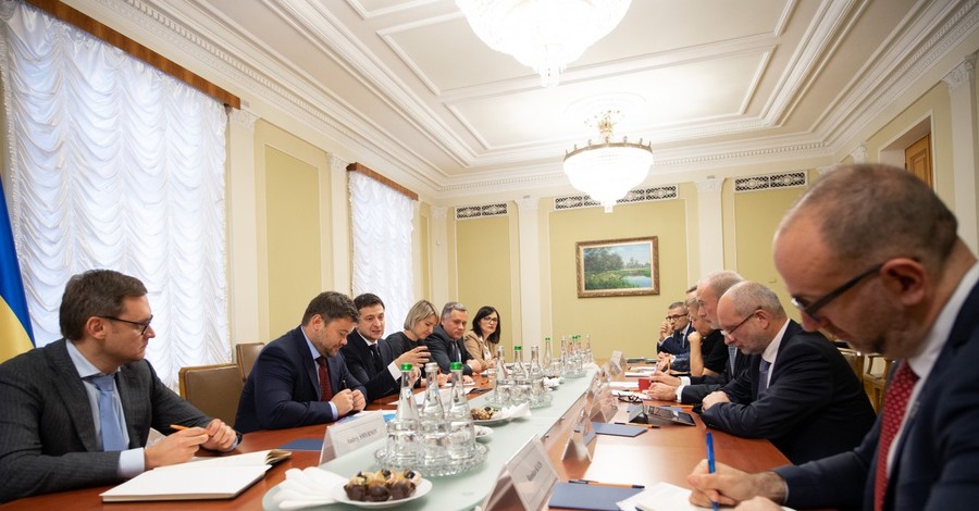 Зеленский рассказал послам G7 о непопулярных законах