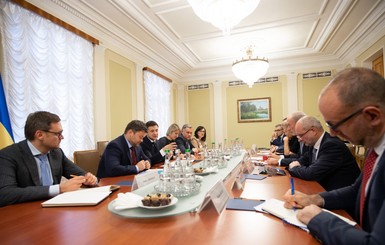 Зеленский рассказал послам G7 о непопулярных законах