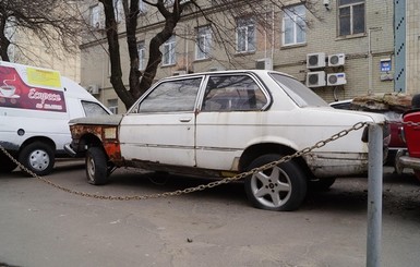 В Киеве коммунальщикам разрешили убирать с дорог брошенные машины 