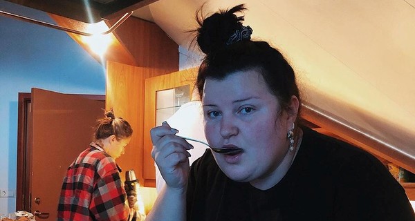 Alyona Alyona выпустила 10-минутный клип о супе