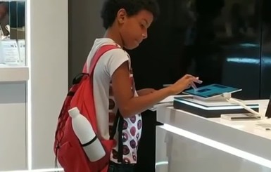 В Бразилии магазин электроники подарил планшеты школьнику, который делал уроки в торговом зале