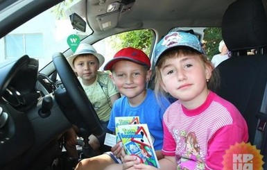 Зеленский подписал закон о штрафах за перевозку детей без автокресел