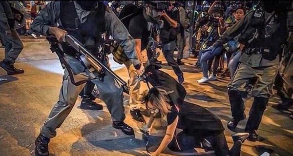 На протестах в Гонконге полицейского ранили стрелой