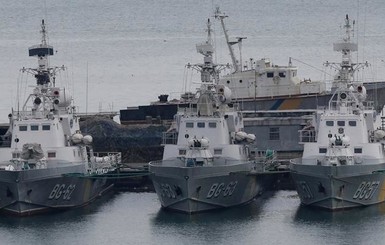 Россия начала буксировку украинских кораблей в Украину