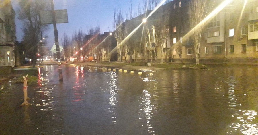 Часть Бердянска затопило нечистотами после прорыва канализации