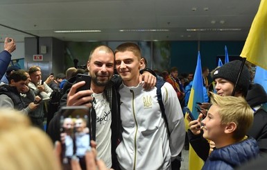Болельщики сборной Украины торжественно встретили команду в аэропорту