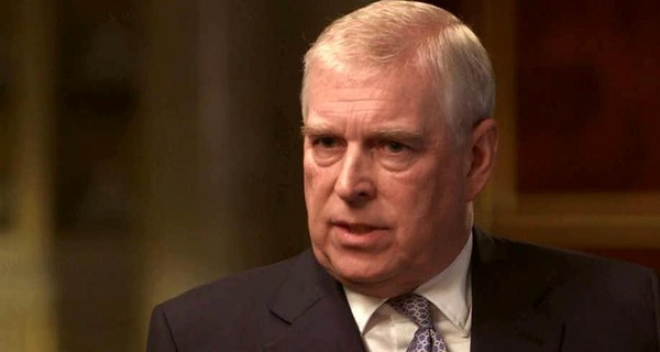 После интервью BBC принца Эндрю осуждает семья, а СМИ публикуют его фото с женщинами