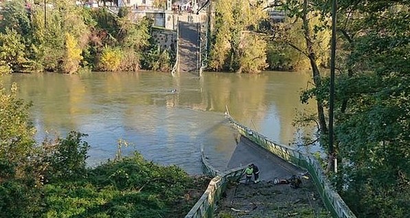 Во Франции обрушился мост с людьми, есть жертвы