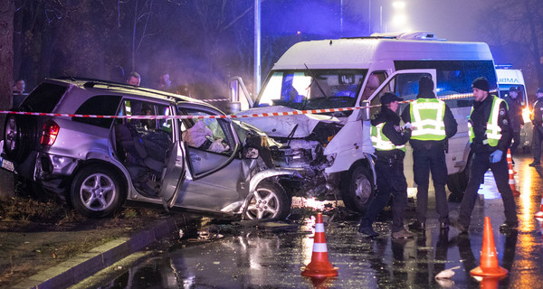 В Киеве столкнулись микроавтобус и внедорожник: два человека погибли 