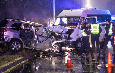 В Киеве столкнулись микроавтобус и внедорожник: два человека погибли 