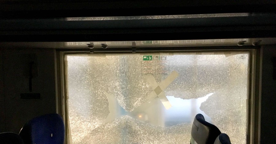 На Киевщине камнями разбили 4 вагона пассажирского поезда №763